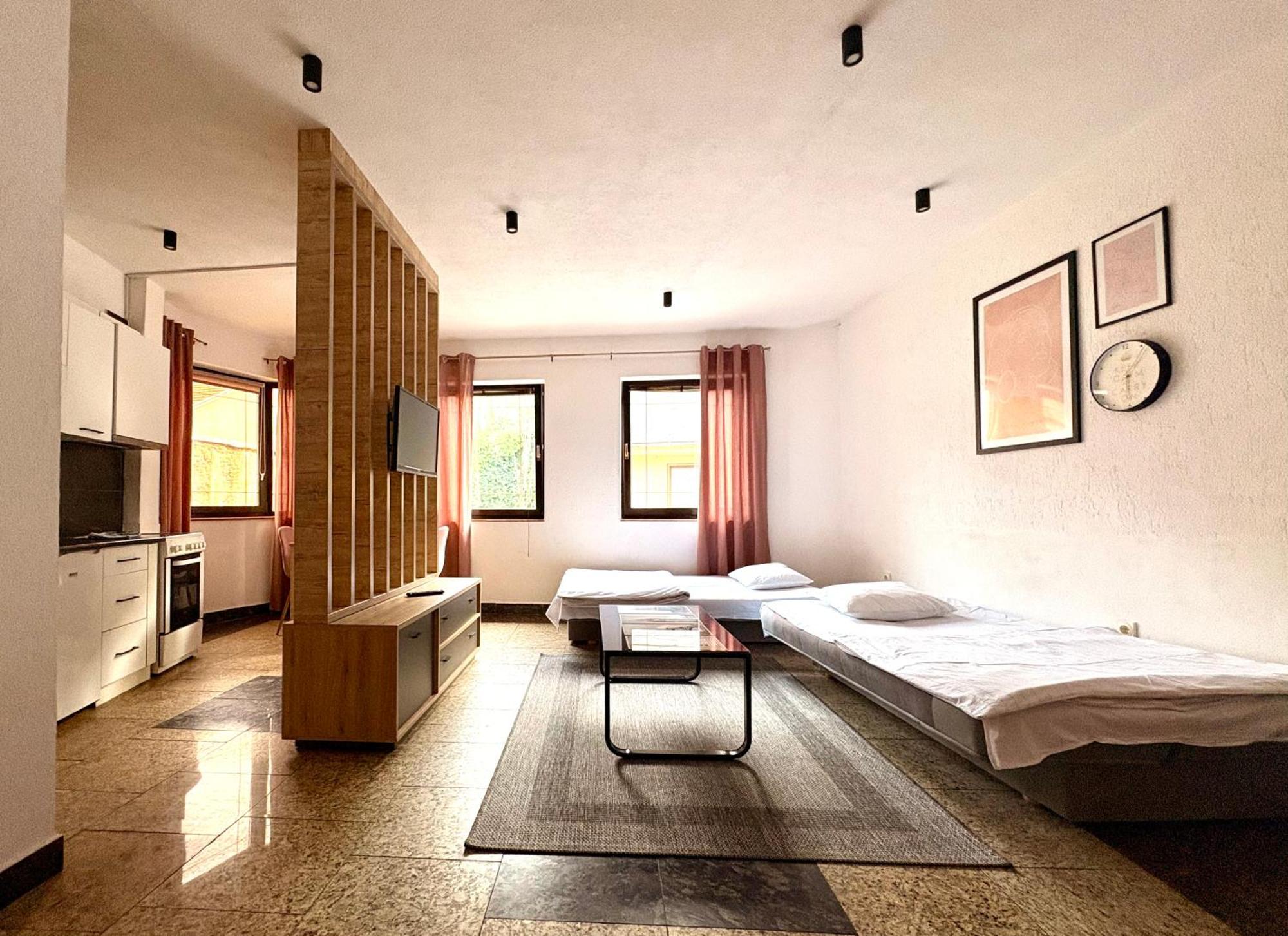 Network Apartment 亚伊采 外观 照片